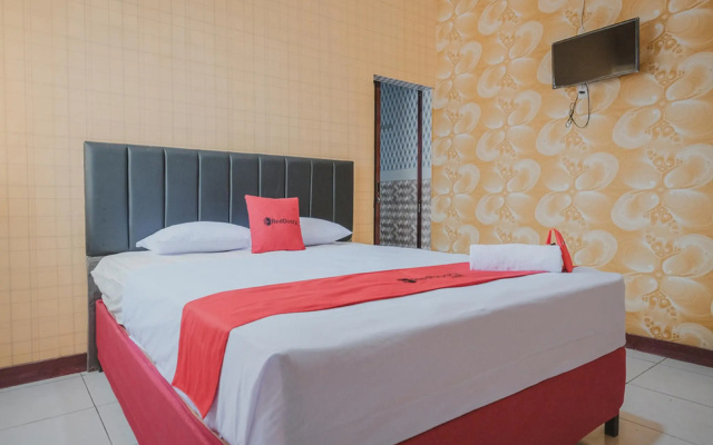 RedDoorz Plus near Istana Maimun Medan