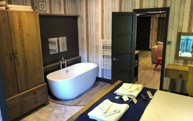 Pet Friendly Lodge - Sleeps 6