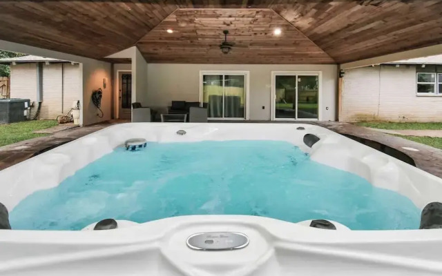 4 BR Luxury Home in Friendswood