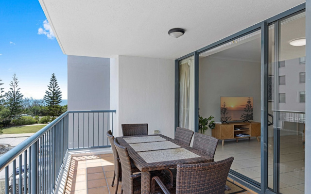 Beachside 2-bed With Pools, Gym, BBQ and Parking