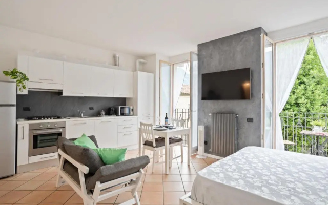 Guesthost - Ossuccio Apt with Ac, Balcony & Parking! (Adults Only)