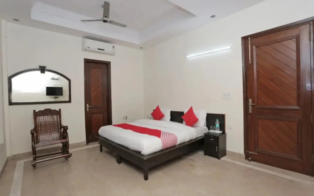OYO Rooms Noida City Centre 208