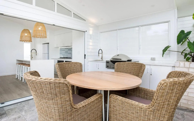 Unwind - Pet Friendly - 1 Min Walk to Beach