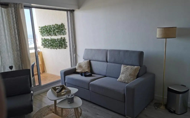 Studio confortable, face mer, proches commerces