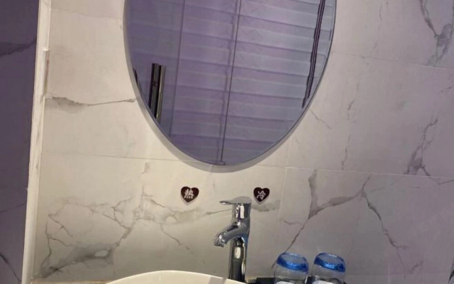 8cm Art Hotel