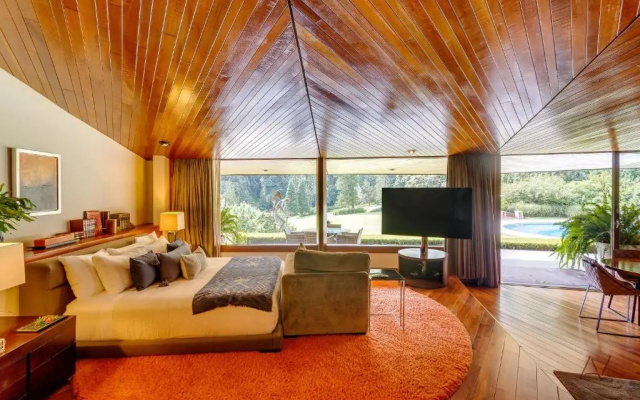 Lavish Villa with Pool I Jacuzzi, Gym & Tennis Court