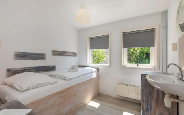 Cozy Holiday Home 3 Minutes From the Beach!