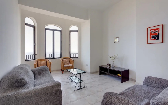Spacious Seafront Apartment With Stunning Views