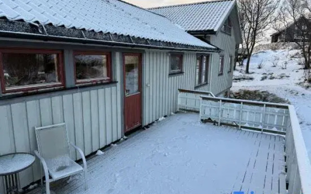 Lofoten Aurora House | Cozy & Private Stay with Fireplace