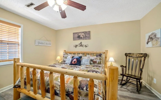 Strollin' Bear 3 Bedroom Home by Redawning