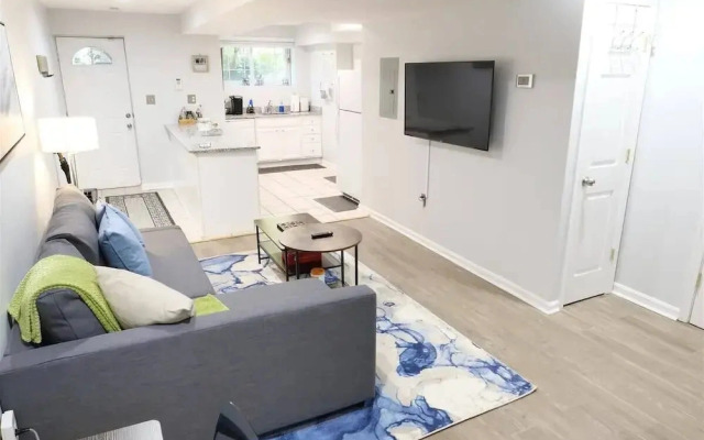 Trendy Apt in Bloomingdale - Parking