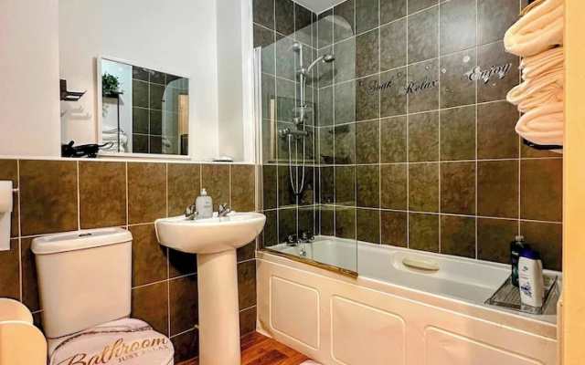 Contractor-friendly 2BR Gem Wi-fi & Free Parking
