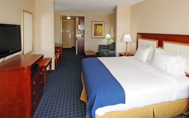Holiday Inn Express & Suites Belleville by IHG
