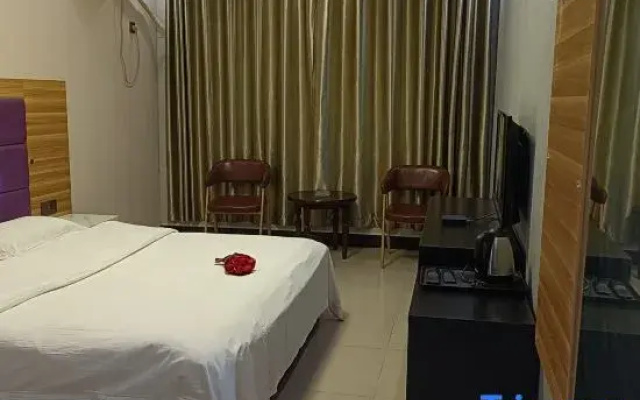 Xinzheng Huatai Express Hotel