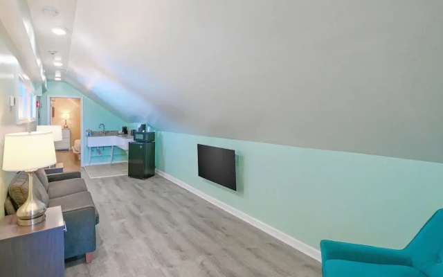 Commander Beach House Hotel