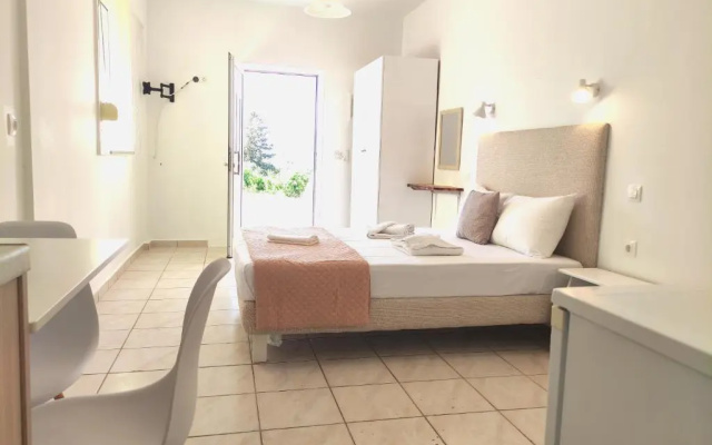# 6 Giorgos & Chara apartments