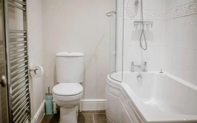 Sleeps 5 - 3 Bedrooms - walk to the square