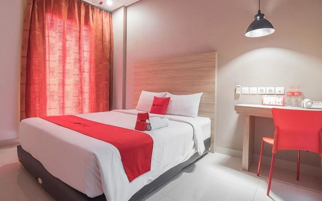 RedDoorz Plus Near Maranatha University 5