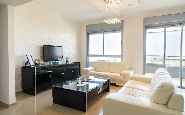 Luxury Marina View - Modern and Luxurious View