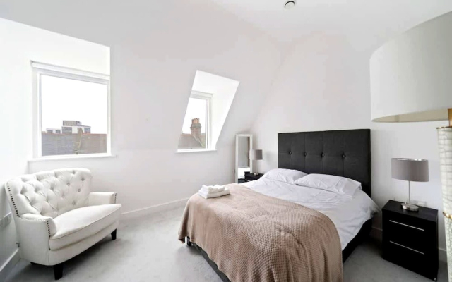 Spacious London Townhouse With Parking