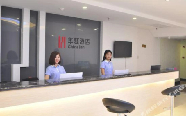Huayi Hotel (Qingdao Tonghe Road)