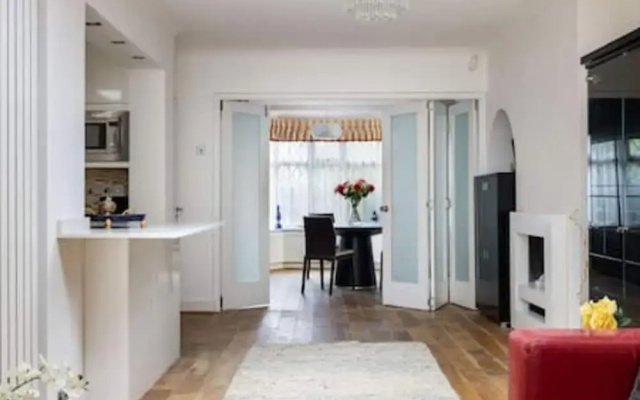 Tudor House Kingston Luxury 5 bed Villa