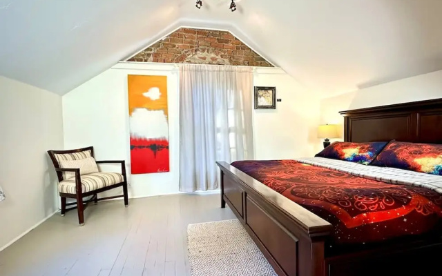 Amazing Historic 1800s Carriage House