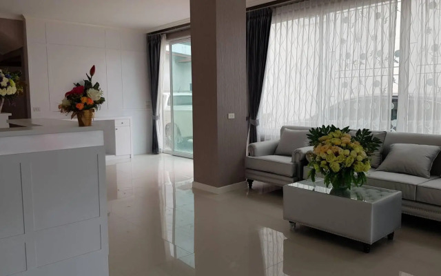 Crystal Place Prathai