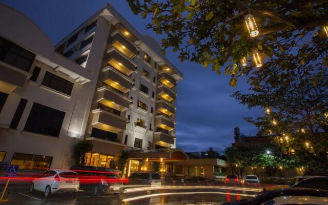 Cebu Grand Hotel вид на фасад