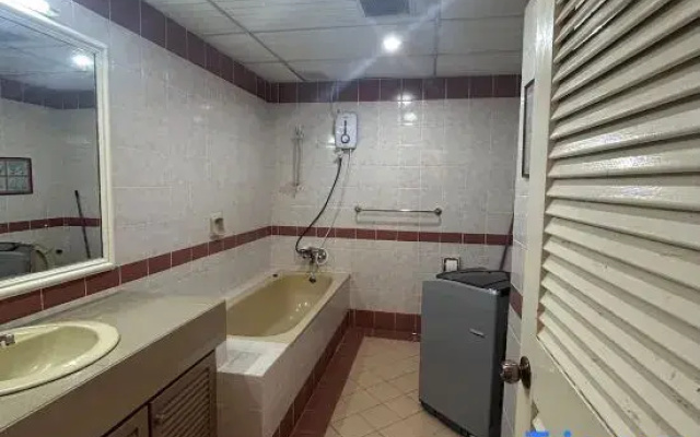Riverbank Suites 408
