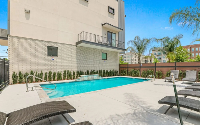 New Townhouse with 2 Balconies