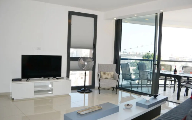 Design Apt Parking Included 2BDR TL16