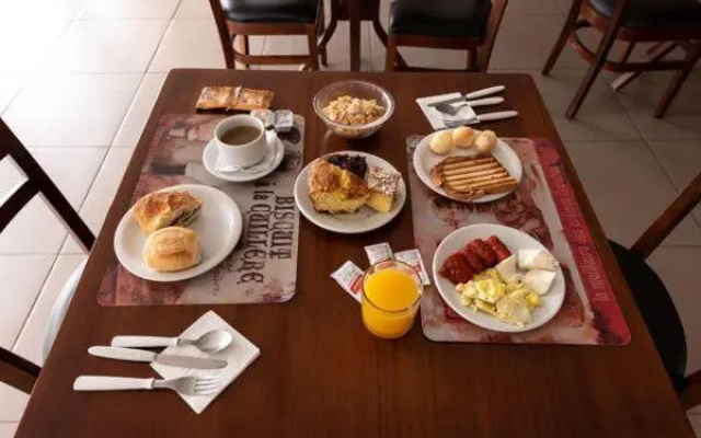 Colonial Flat Hotel