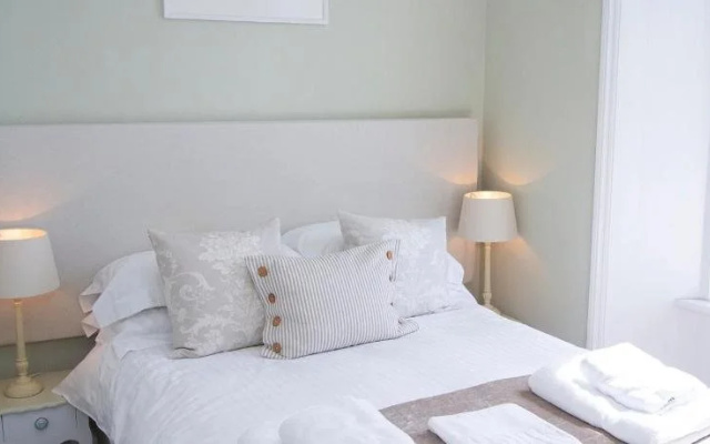 Cliff House B&B & The Moorings Apartments