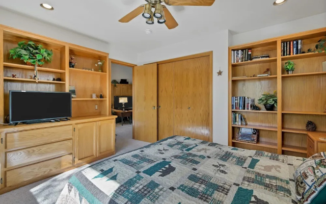 8 Crag Home with Private Indoor Hot Tub, Bike is Provided for Outdoor Activities by RedAwning