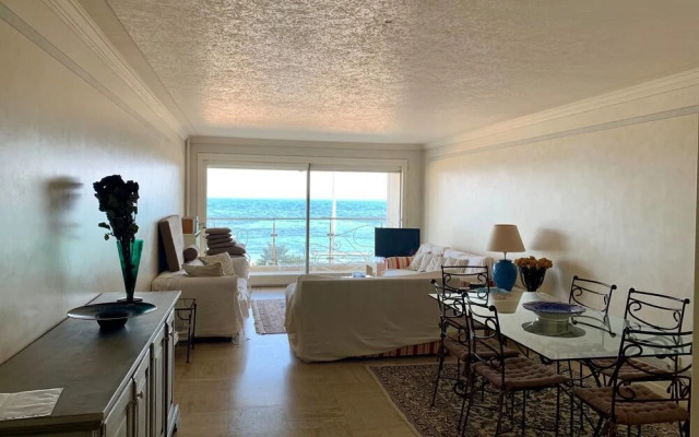 Sea View Flat, beach access by GuestReady