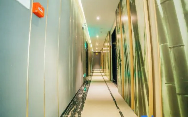 Vision & Fashion | Royal View International Hotel · 360° Sky Garden & Starry Cinema