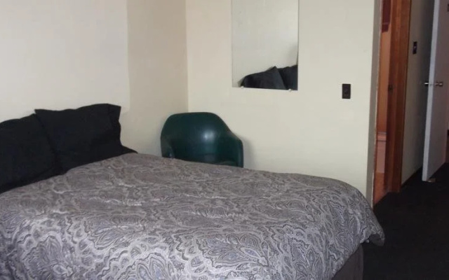 Quinsam Hotel