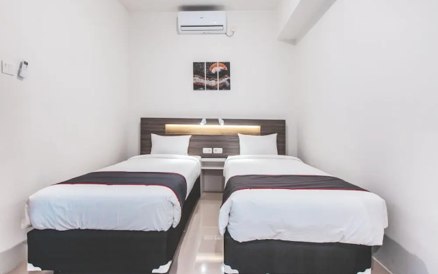 Super Oyo Collection O 16 Vittoria Residence