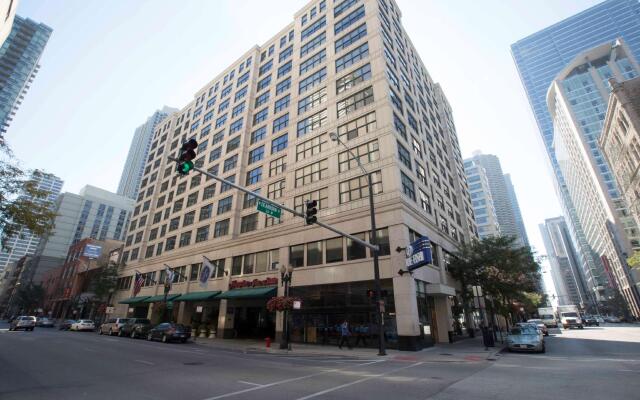 Отель Hampton Inn & Suites Chicago Downtown вид на фасад