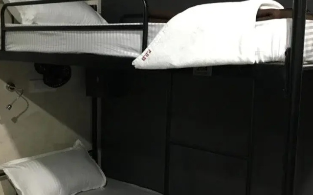 Airport Hostel 13