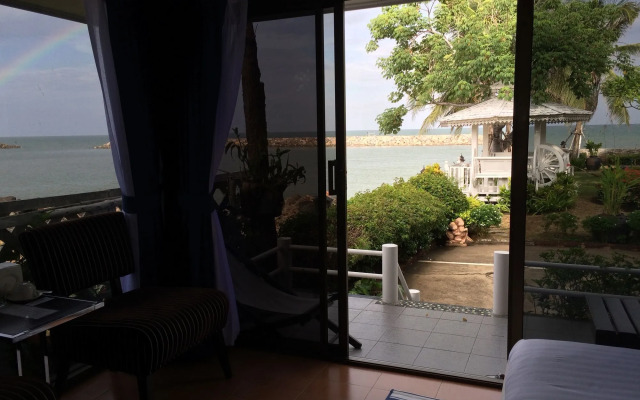 Chomtalay Resort at Had Chaosamran Beach