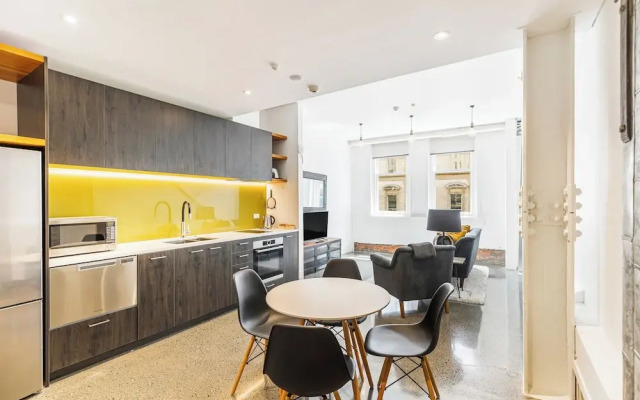 Contemporary 1BR Queen St. Retreat by Zodiak Stays
