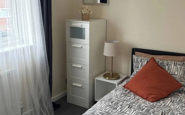 Bright 3-bed House · 6 Min to Elizabeth Line