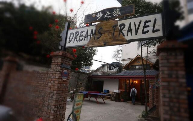Chengdu Dreams Travel Youth Hostel вид на фасад