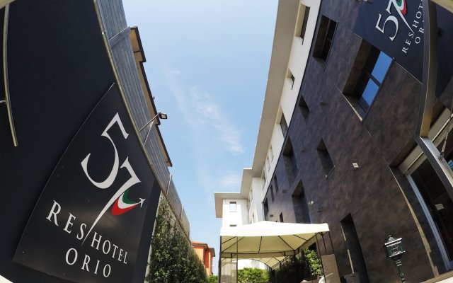 Отель 57ResHotel Orio Италия, Орио-аль-Серио - 4 отзыва об отеле, цены и фото номеров - забронировать отель 57ResHotel Orio онлайн вид на фасад
