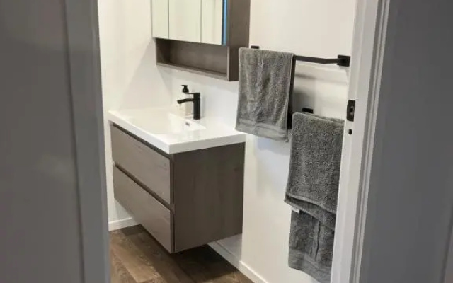 Cozy 2 bedroom with room for a boat