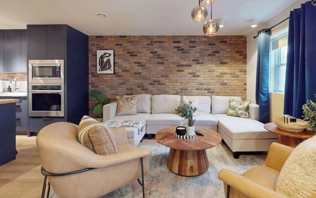 Casa Hotels Elegant 2BR Suite in Leslieville