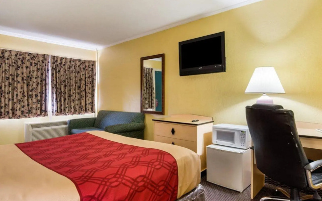 Econo Lodge Topeka Blvd.