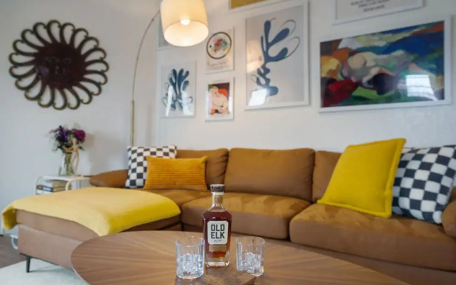 Pine Street Loft – Steps from Old Town Square!